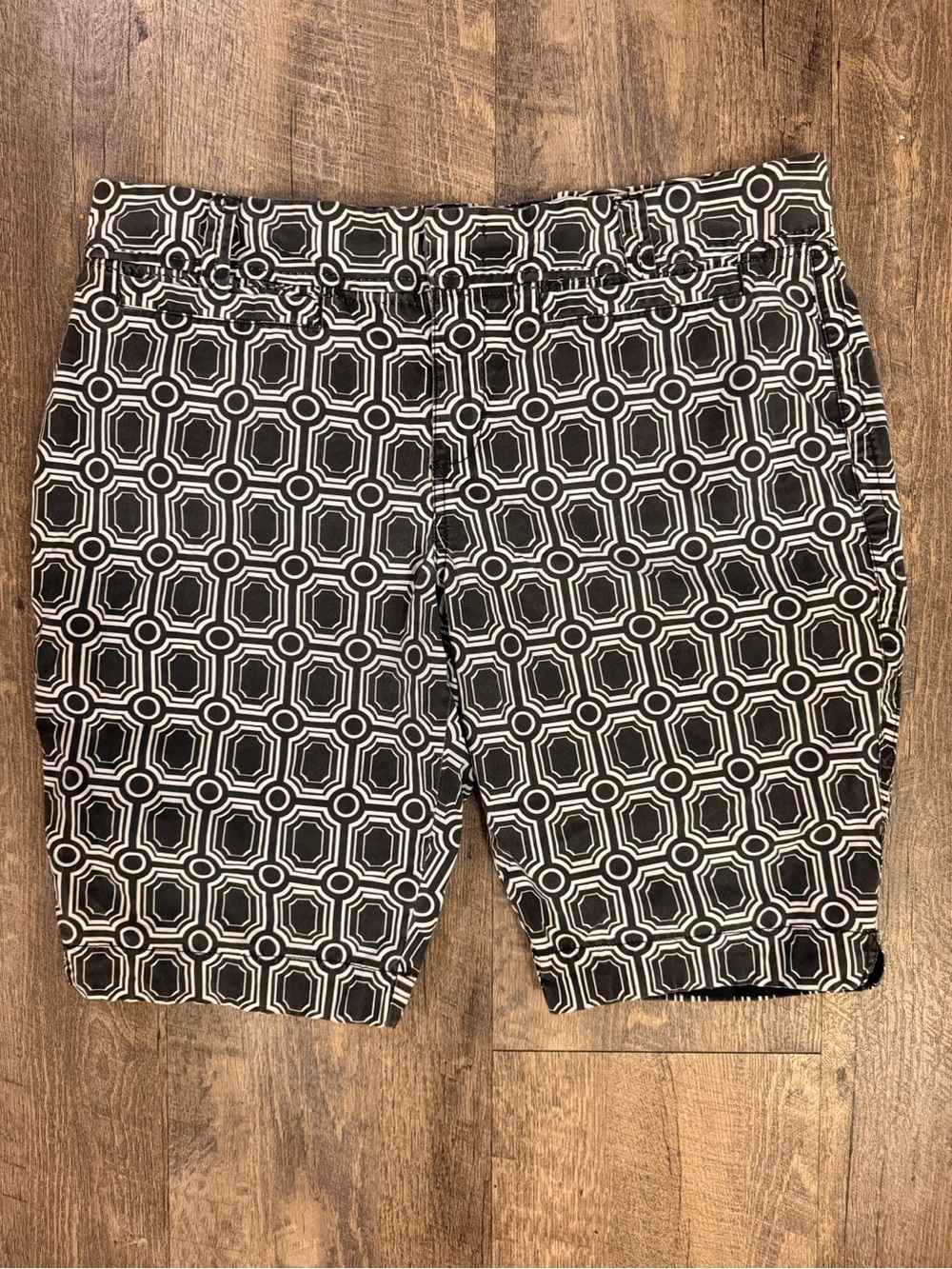 Old Navy Black White Geometric Mid-Rise Shorts Size 16